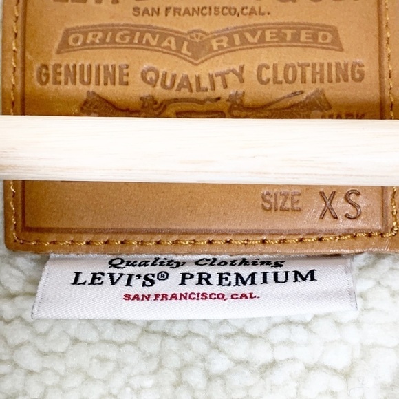 Levi's Big E Ex-Boyfriend Trucker Star Studded Denim Jacket Size XS - Picture 6 of 7